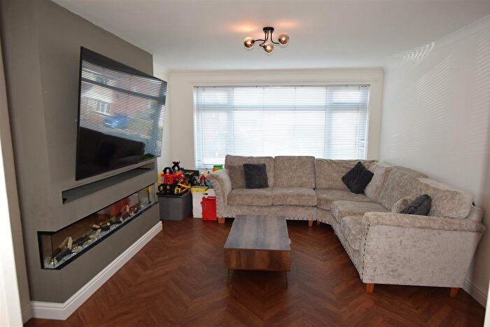 3 Bedroom Semi-Detached House To Rent In Coed Mawr, Barry, CF62