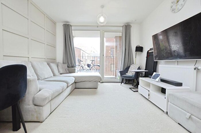 2 Bedroom Flat To Rent In Hammersley Road, Canning Town, E16