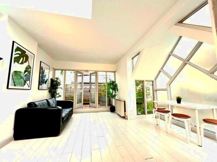 3 Bedroom Mews To Rent In Islington, N7