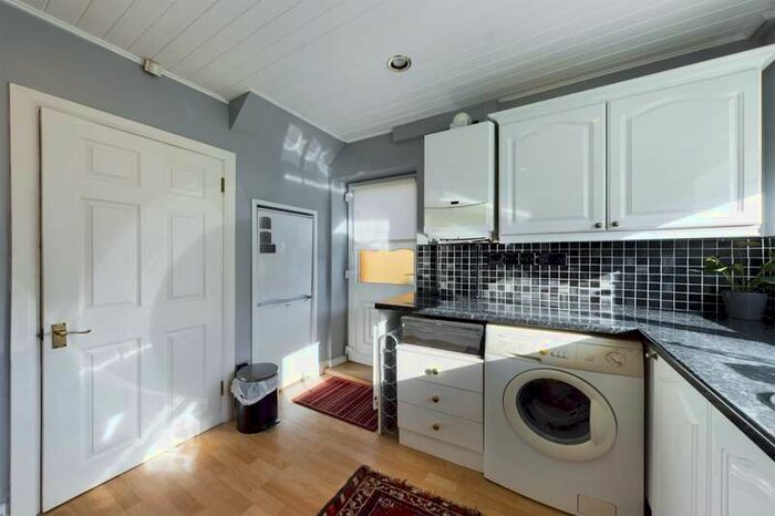 3 Bedroom Semi-Detached House For Sale In 25 Hopedene, Leam Lane, Gateshead, NE10