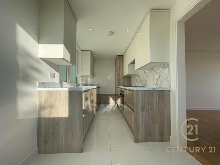 2 Bedroom Flat For Sale In Eaton Drive, Kingston Upon Thames, KT2