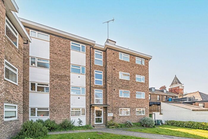 1 Bedroom Flat To Rent In Queens Road, Kingston Upon Thames, KT2