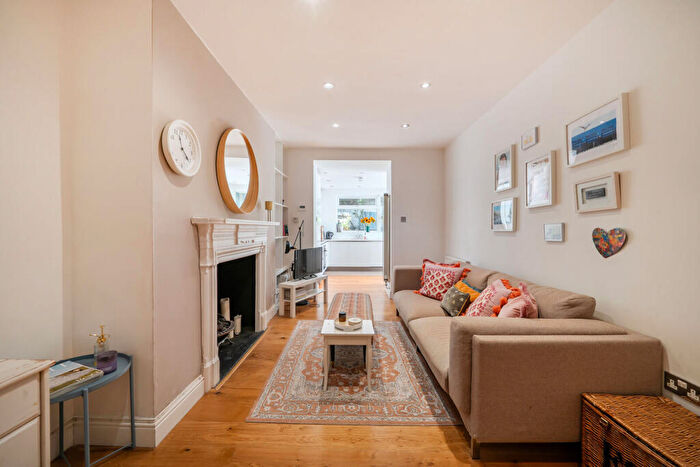 2 Bedroom Maisonette For Sale In Redcliffe Gardens, Chelsea, London, SW10