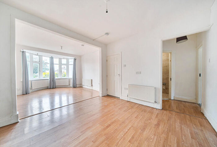 3 Bedroom Semi-Detached House For Sale In Wakemans Hill Avenue, London, NW9