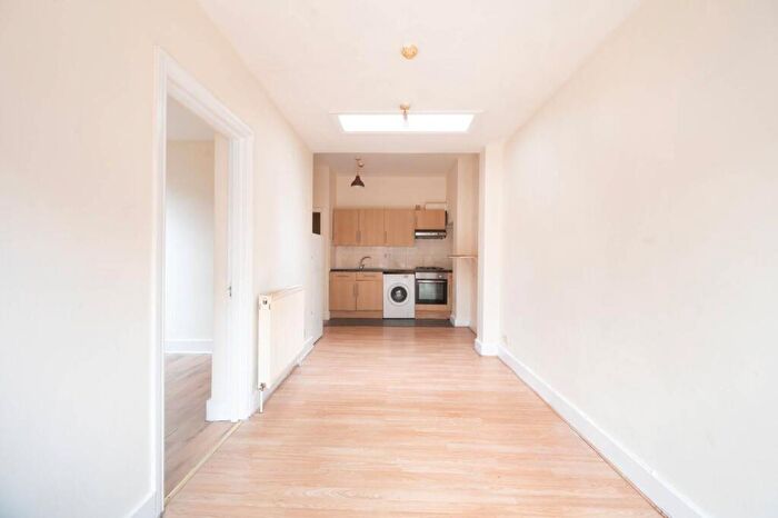 2 Bedroom Flat To Rent In Cricklewood, Willesden Green, London, NW2
