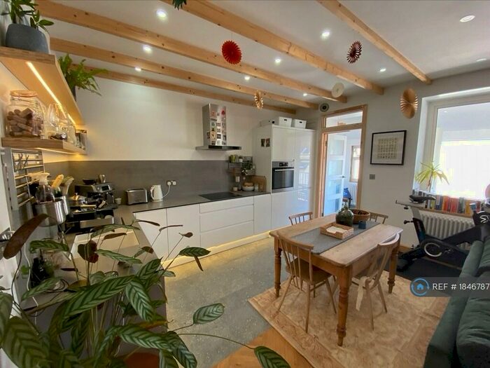 2 Bedroom Flat To Rent In Parliament Court, Ilfracombe, EX34