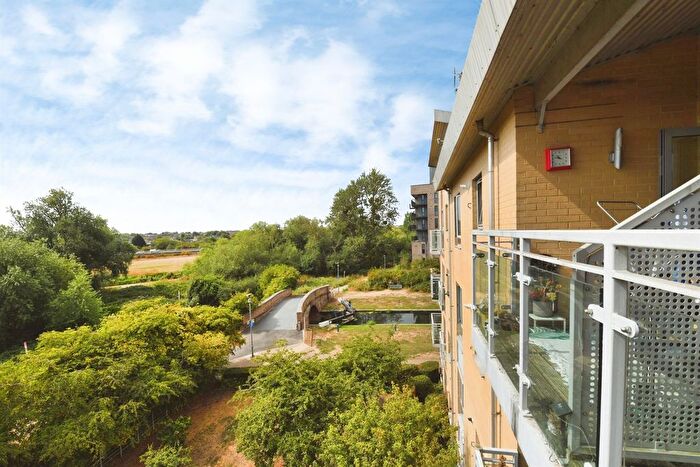 2 Bedroom Flat For Sale In Lockside Marina, Chelmsford, CM2