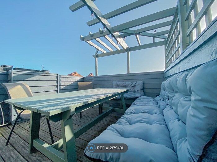 2 Bedroom Flat To Rent In Wear Bay Crescent, Folkestone, CT19