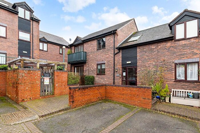 2 Bedroom Flat For Sale In St. Lawrence Square, Hungerford, Berkshire, RG17