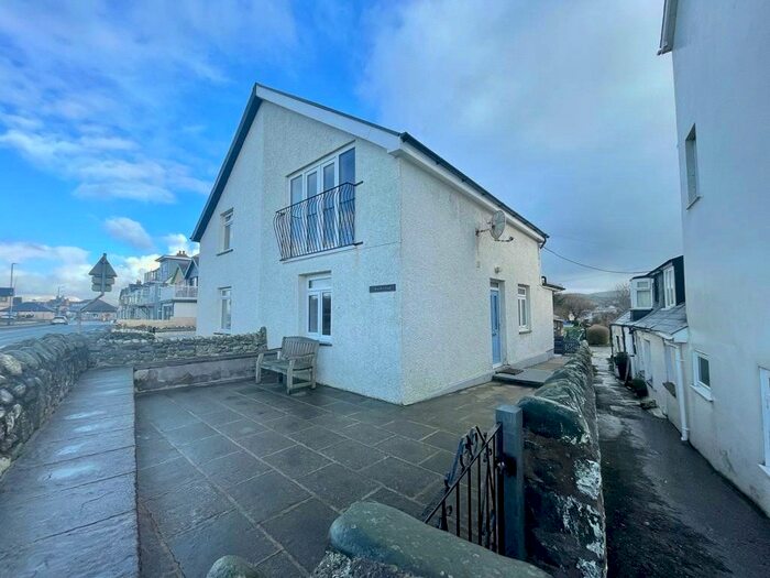 2 Bedroom Semi-Detached House For Sale In Borth, Ceredigion, SY24