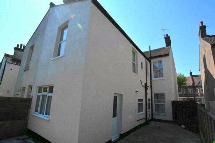 1 Bedroom Apartment To Rent In St Helens Road, Westcliff On Sea, SS0