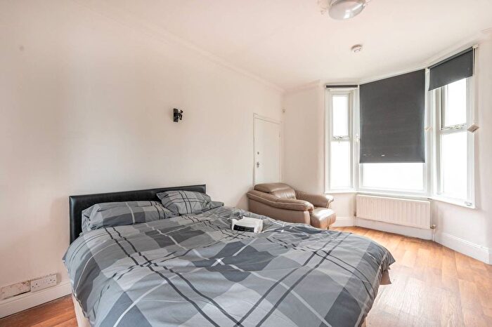 3 Bedroom End Of Terrace House To Rent In Springfield Road, Walthamstow, London, E17