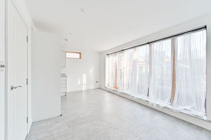 2 Bedroom Flat To Rent In Conyers Road, Streatham, London, SW16