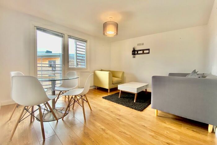 2 Bedroom Apartment To Rent In North Crescent, North Street, LS2
