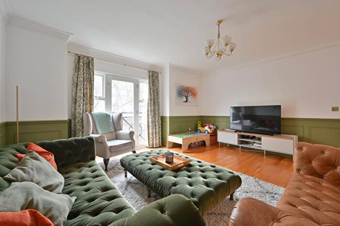 2 Bedroom Flat For Sale In Dickinson Quay, Hemel Hempstead, HP3