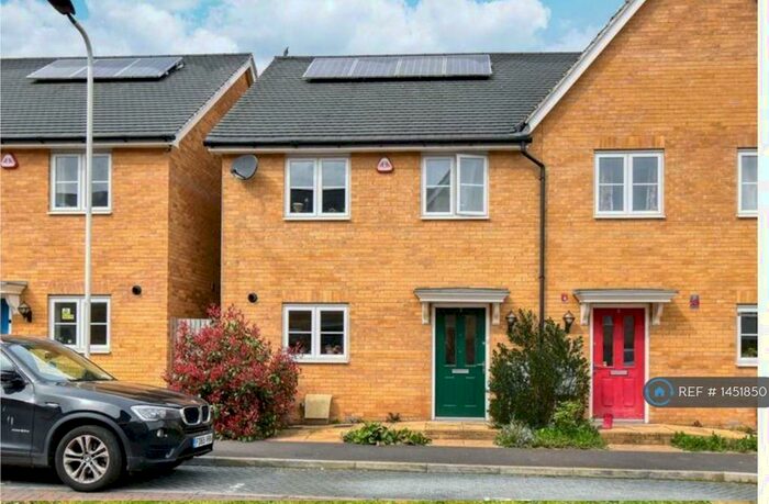 3 Bedroom Semi-Detached House To Rent In Smithsland Road, Romford, RM3