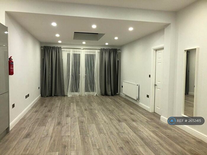 2 Bedroom Flat To Rent In Rodborough Road, London, NW11