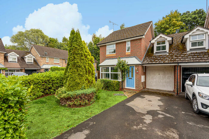 3 Bedroom Link Detached House To Rent In Aspen Close, Colden Common, SO21