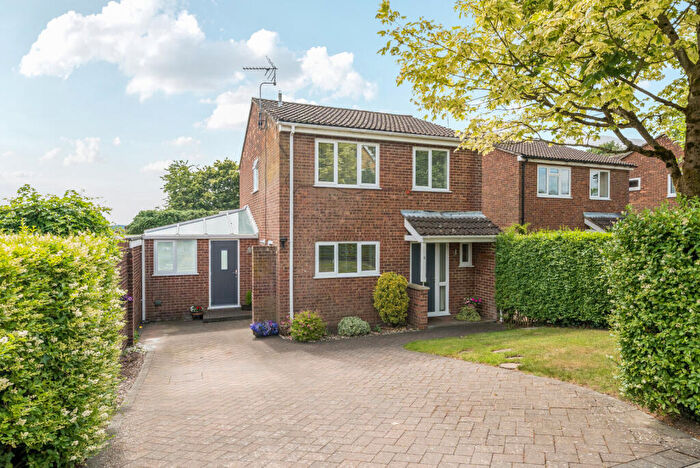 4 Bedroom Link Detached House For Sale In Treeside Drive, Farnham, GU9