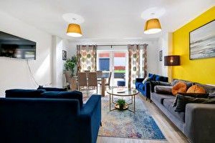 5 Bedroom Semi-Detached House To Rent In Foxherne, Langley, Slough, SL3