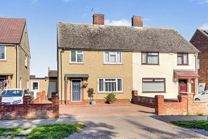 3 Bedroom Semi-Detached House For Sale In Hitchmead Road, Biggleswade, SG18