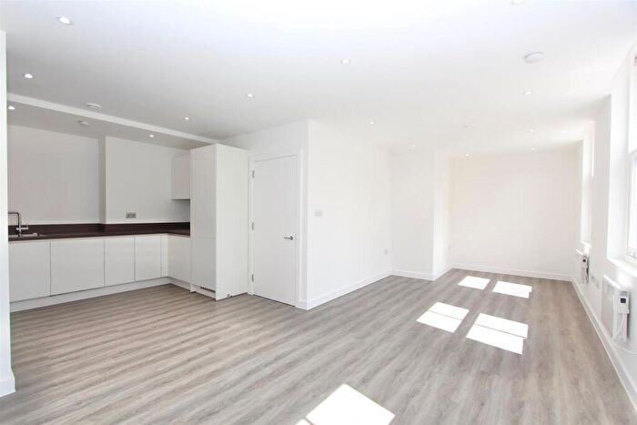 3 Bedroom Apartment To Rent In Brooke Road, N16