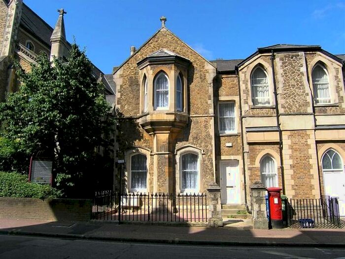 2 Bedroom Flat To Rent In Grosvenor Road, Aldershot, GU11