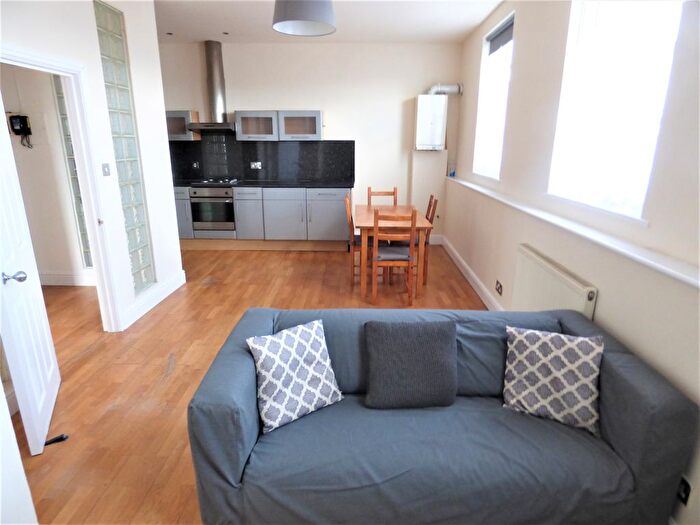 2 Bedroom Flat To Rent In Roman Road, Bow, E3