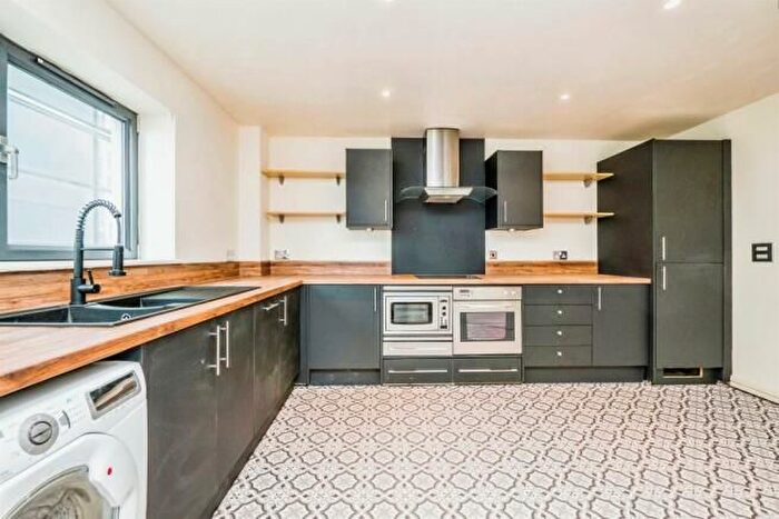 3 Bedroom Flat To Rent In Churchill Way, Cardiff, CF10