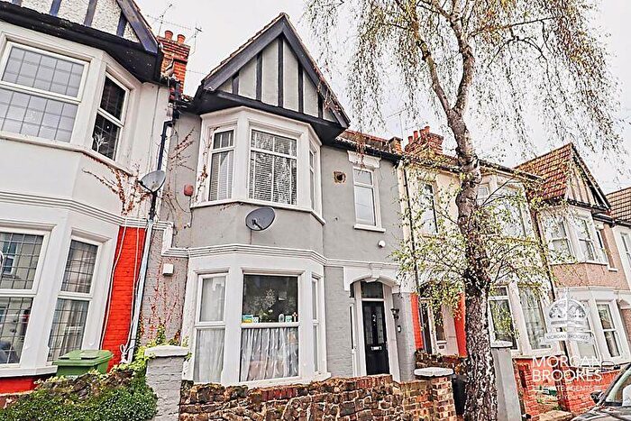 2 Bedroom Apartment For Sale In Beedell Avenue, Westcliff-On-Sea, SS0