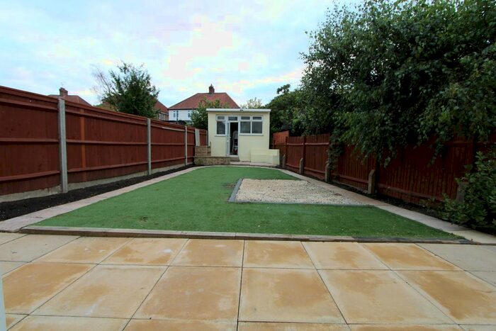 4 Bedroom Flat To Rent In Hawkhurst Way, New Malden, KT3