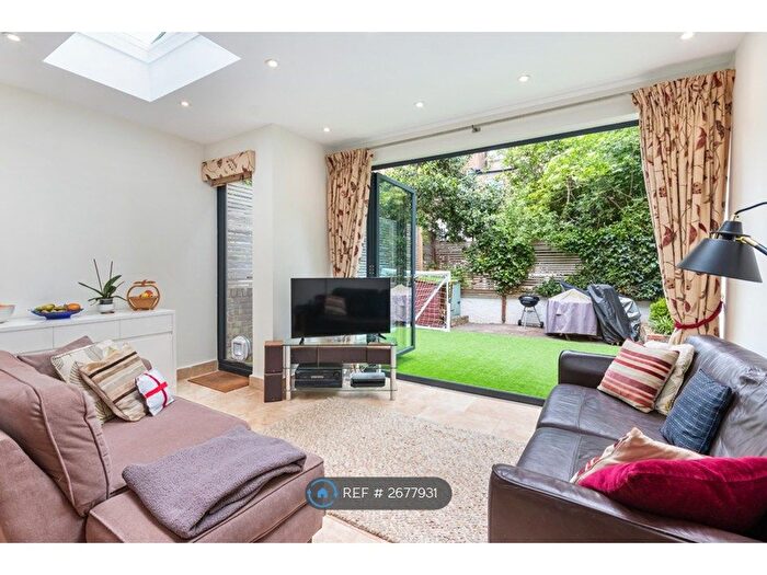 3 Bedroom Flat To Rent In Beauclerc Road, London, W6