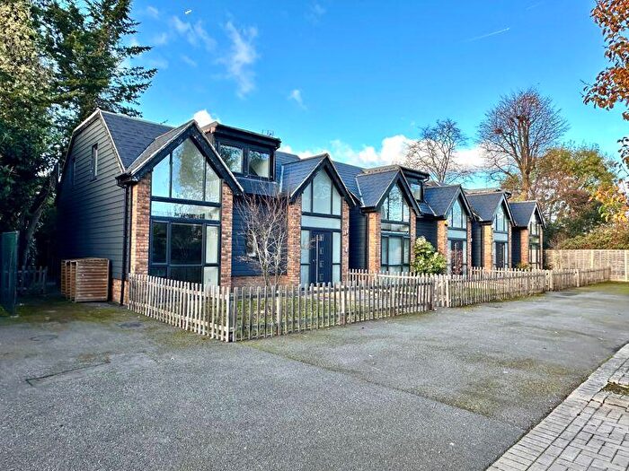 2 Bedroom Detached House To Rent In Edeleny Close, East Finchley, N2