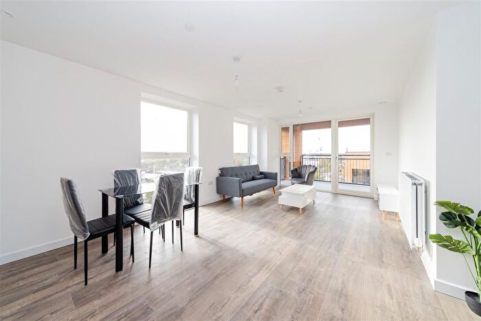 2 Bedroom Flat To Rent In East Acton Lane, London, W3