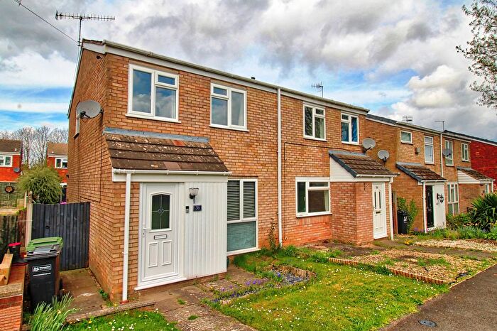 3 Bedroom Semi-Detached House For Sale In Amberley Close, Worcester, WR4