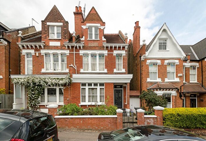4 Bedroom Semi-Detached House To Rent In Claremont Road London, N6