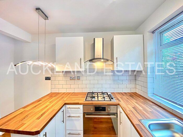 1 Bedroom Flat To Rent In Great Slades, Potters Bar, EN6