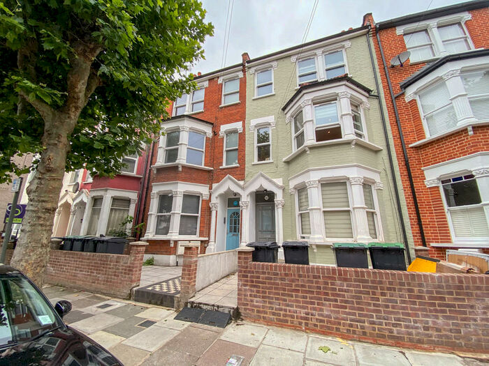 3 Bedroom Apartment To Rent In Carlingford Road, Turnpike Lane, N15