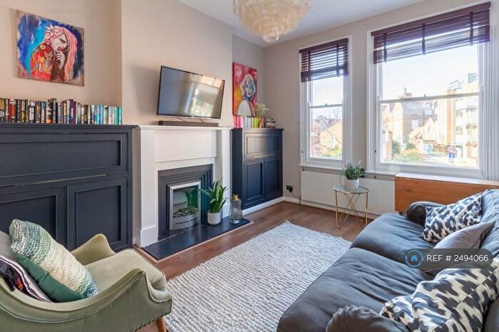 2 Bedroom Flat To Rent In Balham Hill, London, SW12
