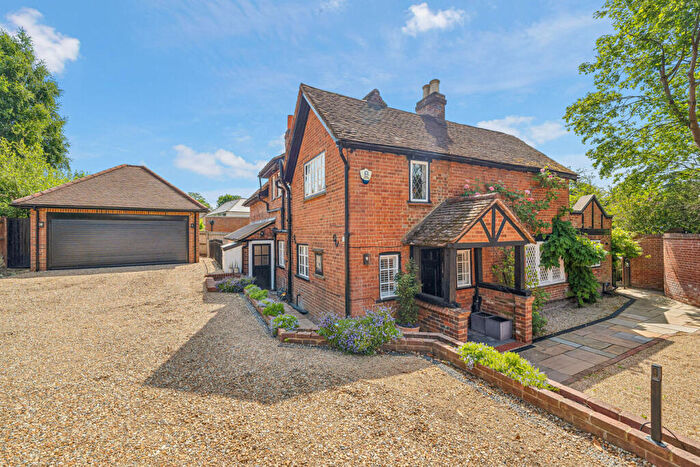 3 Bedroom Detached House For Sale In Leatherhead Road, Surrey, KT22