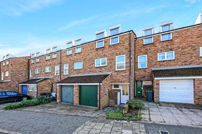 3 Bedroom Town House To Rent In St Alphonsus Road, Clapham, London, SW4