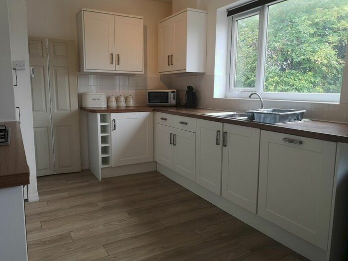 4 Bedroom Semi-Detached House To Rent In Reading Road, Brighton, BN2