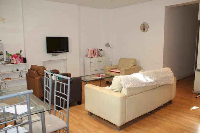2 Bedroom Flat To Rent In Blythe Road, Kensington Olympia, London, W14
