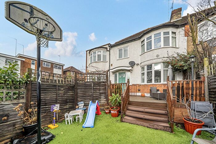 2 Bedroom Maisonette For Sale In Buxted Road, London, N12