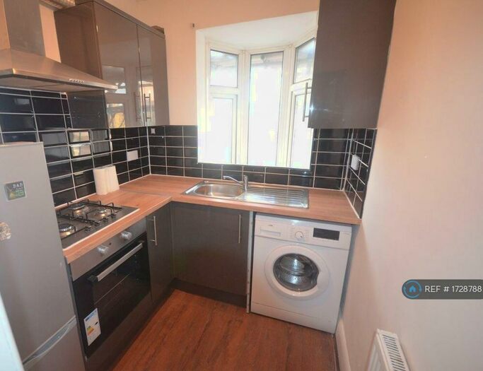 3 Bedroom Flat To Rent In Eastern Avenue, Ilford, IG2
