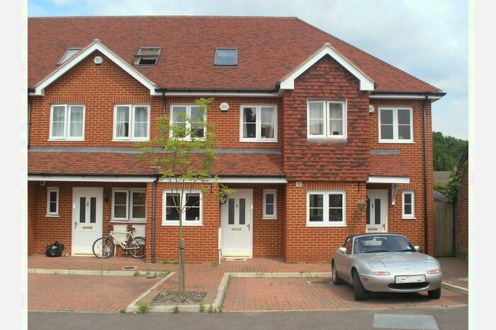 3 Bedroom Town House To Rent In Connaught Gate, Brookwood, Woking., GU24