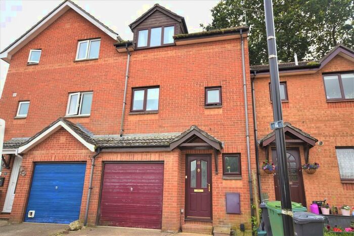 4 Bedroom Terraced House To Rent In Kestrel Way, Newport, PO30
