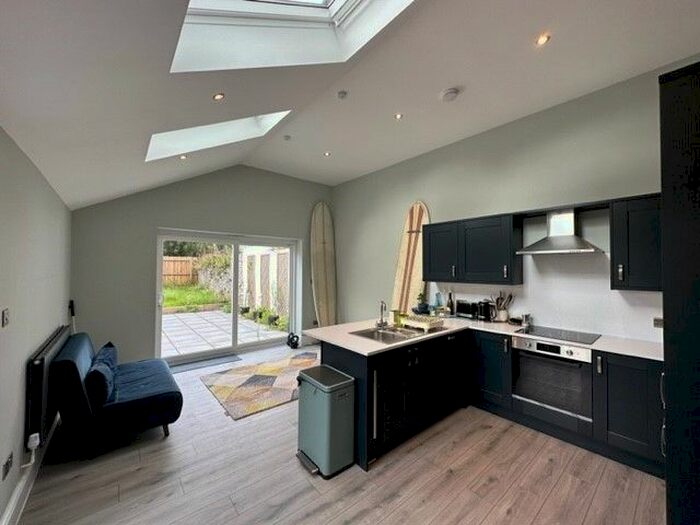 3 Bedroom Flat To Rent In Westbourne Road, Penarth, CF64