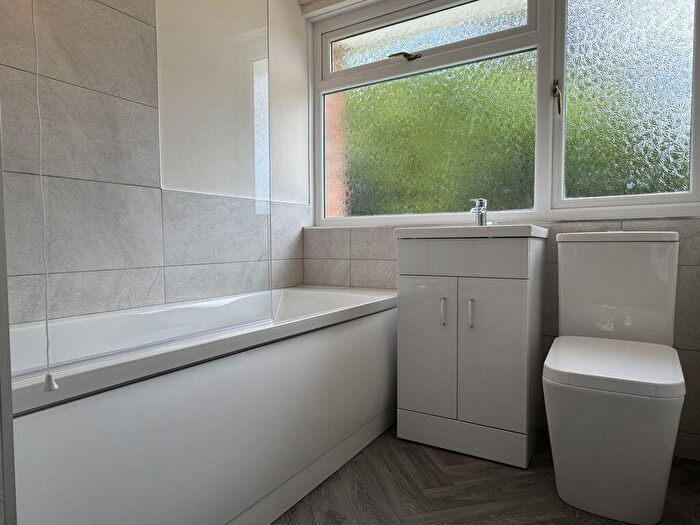 3 Bedroom Semi-Detached House For Sale In Courtenay Close, Northport, Wareham, BH20 - Photo 9