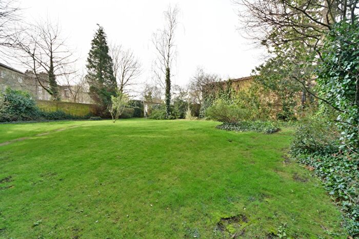 3 Bedroom Flat To Rent In Pemberton Gardens, Archway, London, N19